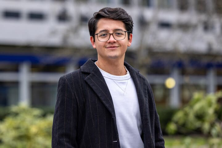 Portraitfoto von Andrés Davila. Er trägt ein weißes T-Shirt und ein schwarzes Sakko.