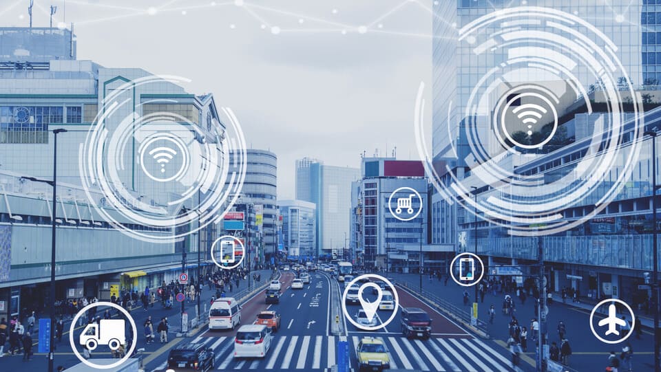 Straße in einer Großstadt mit Verkehr und Fußgängern, überlagert von Symbolen für Logistik, Standort, Smartphone, Flugzeug und Einkaufswagen.